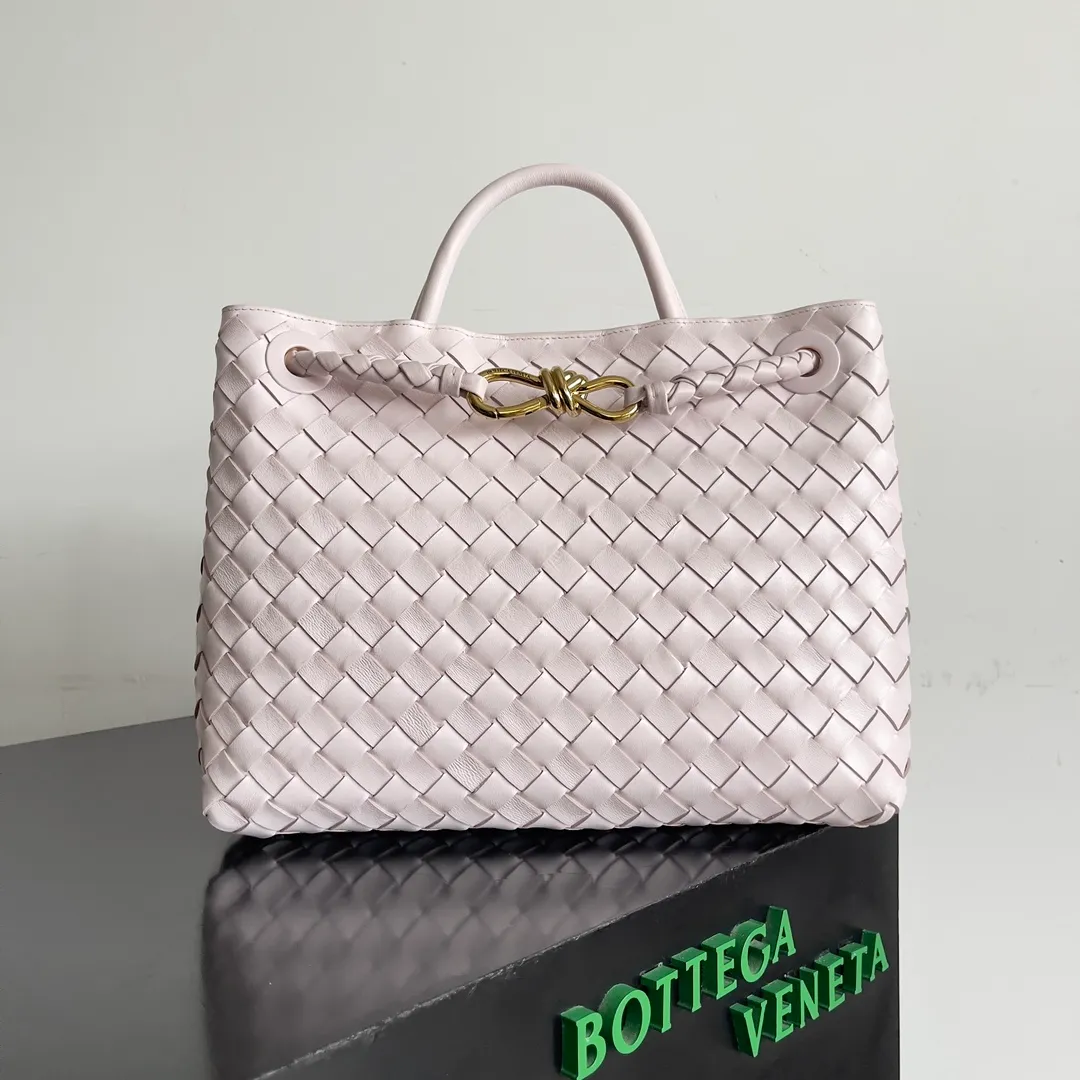 The 2023 new Andiamo batch of 2260 BV has been shipped‼ ️Really popular🔥The new Andiamo woven handbag launched by Bottega Veneta this season is really popular all over the world! ! Celebrities at home and abroad have worn it, and Oscar-winning actress Michelle Yeoh has taken it out on the street. Song Jia, Trai Yara, Yu Feihong, Sanji Ayaka, Rosie Hunting-Whiteley, Yoshioka Riho, etc. have all picked up this bag. It is classic and versatile, showing off its temperament, and the bag capacity is also large, which is very convenient for daily commuting! ! A variety of carrying methods, the shoulder straps can be adjusted by yourself, the original lambskin feels soft and delicate, and the unisex style breaks the gender boundaries and brings a more practical and long-lasting use experience. Andiamo, which has both elegant and casual styles, perfectly interprets the true appearance of "fashionable old money style". Style number: 743572 Size: 32*24*12